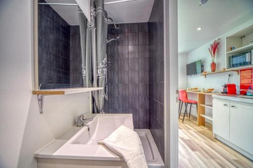 een badkamer met een wastafel en een douche bij Le Taillefer 4 - L'Oasis in Rhut