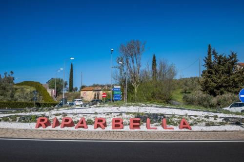 a sign that says ragnarelka on the side of a road at Casa Lisa Poggio di Nocola Riparbella by ToscanaTour in Podere Dottrina