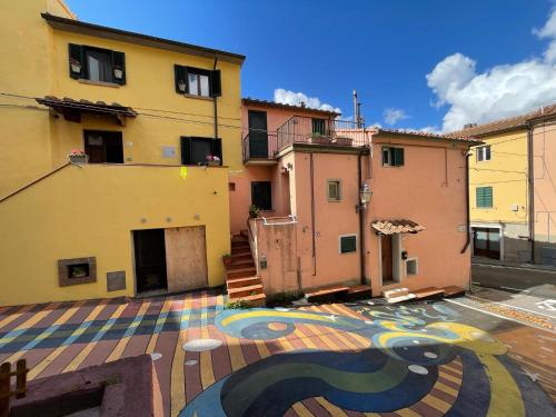 a courtyard with a painting on the floor of a building at Casa Lisa Poggio di Nocola Riparbella by ToscanaTour in Podere Dottrina