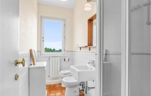 ein weißes Bad mit einem WC und einem Waschbecken in der Unterkunft 2 Bedroom Nice Apartment In Capranica Vt in Capranica