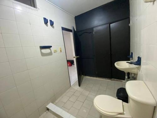 a bathroom with a toilet and a sink at Aparta estudio en Maicao in Maicao