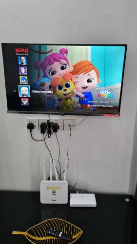 チャンルーンにあるD'Lisha Homestay Changlun/Bukit Kayu Hitam/Sintokのテーブルの上に置かれた薄型テレビ