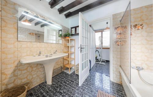 La salle de bains est pourvue d'un lavabo et d'une douche. dans l'établissement Amazing Home In Haudricourt Aubois With 4 Bedrooms, Wifi And Outdoor Swimming Pool, à Haudricourt Au bois