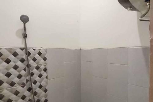 Ένα μπάνιο στο Sukawana Guest House Mitra RedDoorz