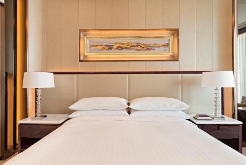 Postel nebo postele na pokoji v ubytování Yiwu Marriott Hotel