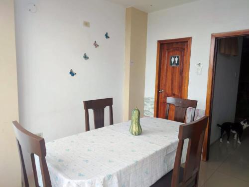 una mesa de comedor con una fruta encima en Hostal Venecia -Tu casa en Manta. en Manta