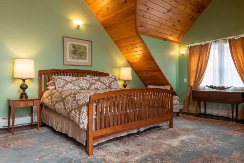 una camera con letto e soffitto in legno di The Doll House a Andes