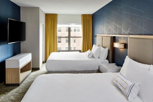 Habitación de hotel con 2 camas y TV en SpringHill Suites Memphis Downtown, en Memphis