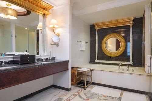 Koupelna v ubytování Regal Palace Hotel