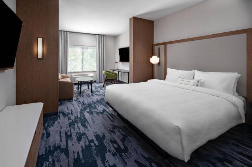 um quarto de hotel com uma cama grande e uma secretária em Fairfield Inn & Suites by Marriott Lake Geneva em Lake Geneva