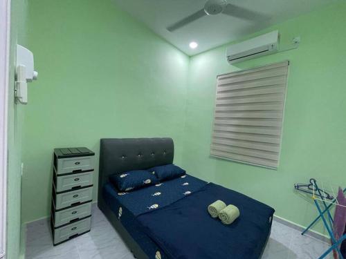 1 dormitorio con 1 cama, vestidor y 1 cama sidx sidx sidx en Homestay 4S, en Marang