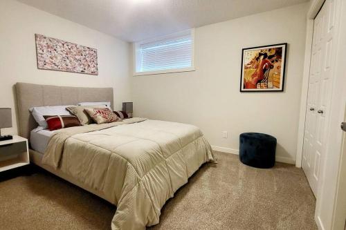 een slaapkamer met een bed en een raam bij The Oliver - Cozy Apartment in Rockland Park, NW in Calgary