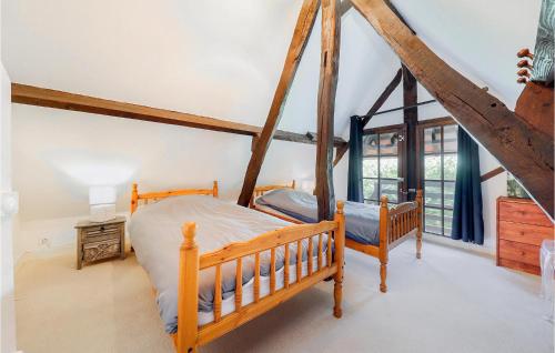 una camera con letto in legno di Amazing Home In Haudricourt Aubois With 4 Bedrooms, Wifi And Outdoor Swimming Pool a Haudricourt Au bois