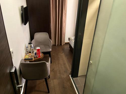 イスタンブールにあるPandora Hotelのテーブルと椅子2脚、ドアが備わる部屋