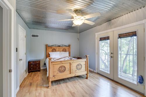 Ένα ή περισσότερα κρεβάτια σε δωμάτιο στο Lake Brownwood Home with Private Boat Dock!