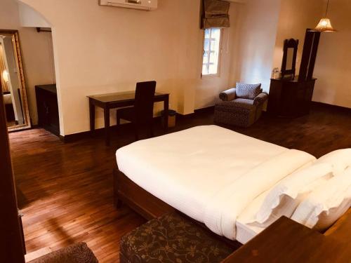 Letto o letti in una camera di Courtyard Pujan Hotel