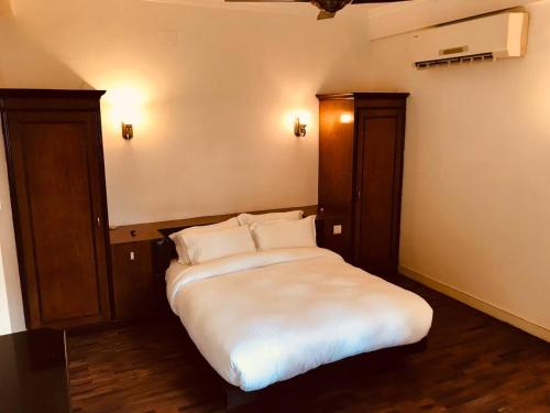 Letto o letti in una camera di Courtyard Pujan Hotel