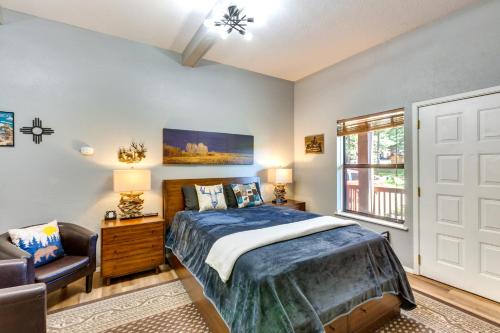 Katil atau katil-katil dalam bilik di Angel Fire Studio with Fireplace, Walk to Resort!
