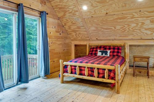 - une chambre avec un lit dans une cabane en rondins dans l'établissement Cozy South Bay Cabin with Lake and Mountain Views, 