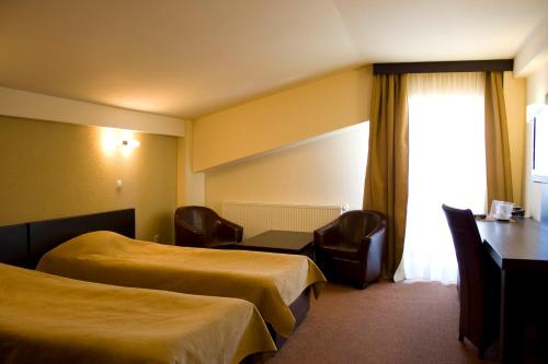 Una cama o camas en una habitación de C&C Karo Resort