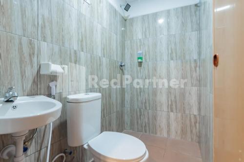 Ένα μπάνιο στο D'Valley View Lembang Mitra RedDoorz
