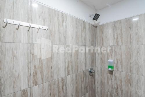 Ένα μπάνιο στο D'Valley View Lembang Mitra RedDoorz