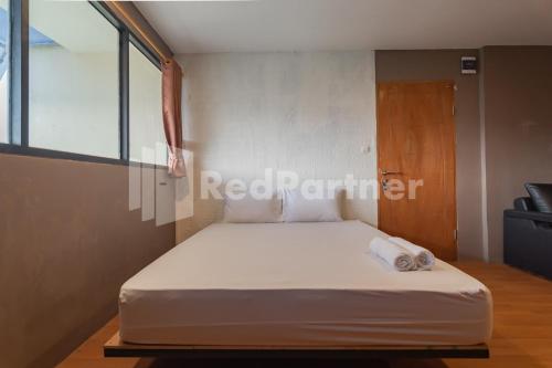 Ένα ή περισσότερα κρεβάτια σε δωμάτιο στο D'Valley View Lembang Mitra RedDoorz