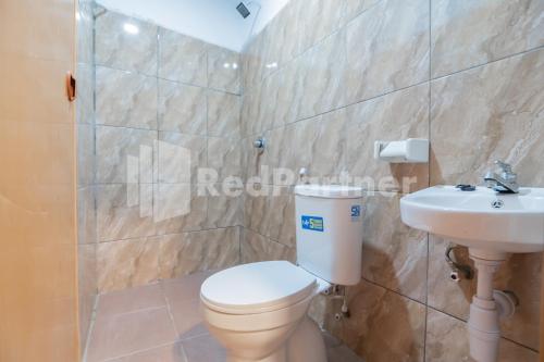 Ένα μπάνιο στο D'Valley View Lembang Mitra RedDoorz