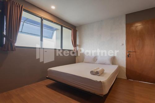 Ένα ή περισσότερα κρεβάτια σε δωμάτιο στο D'Valley View Lembang Mitra RedDoorz