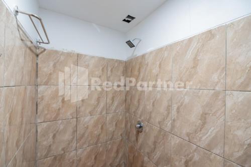 Ένα μπάνιο στο D'Valley View Lembang Mitra RedDoorz