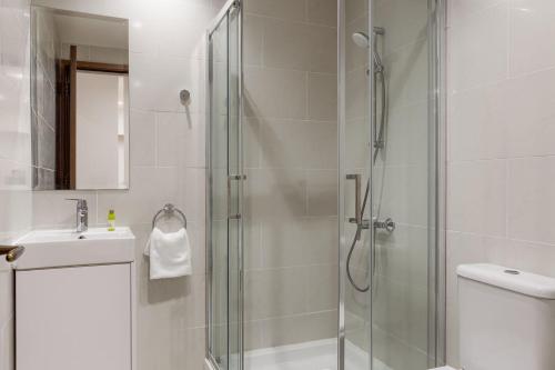 e bagno con doccia, servizi igienici e lavandino. di Aphrodite Hills 4 bedroom villa with private infinity pool a Kouklia