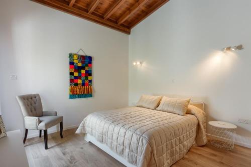 una camera con letto e sedia di Aphrodite Hills 4 bedroom villa with private infinity pool a Kouklia
