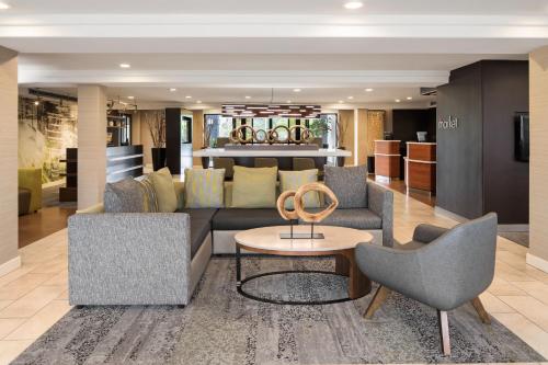 a living room with a couch and chairs and a table at Courtyard by Marriott San Diego Del Mar/Solana Beach in Solana Beach