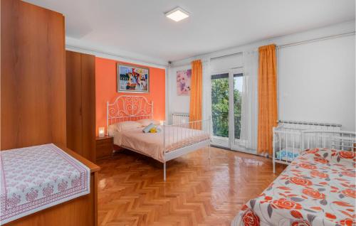 a bedroom with two beds and a large window at Pet Friendly Home In Ledenice With Wifi in Ledenice