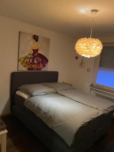 A bed or beds in a room at Ausgest. 2 Zimmer Wohnung -19 KM Airport/Messe