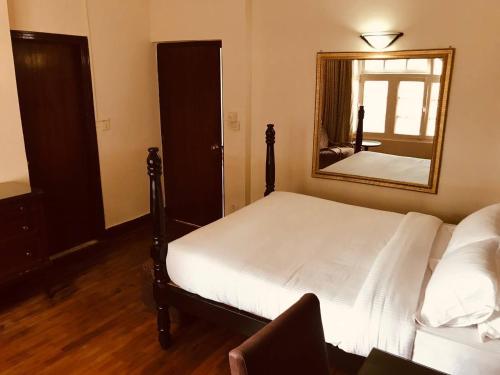 Letto o letti in una camera di Courtyard Pujan Hotel