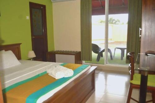 ein Schlafzimmer mit einem Bett mit Handtüchern darauf in der Unterkunft Paramount Residence 3 in Kelaniya
