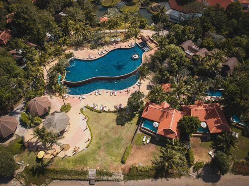 eine Luftaufnahme eines Resorts mit Swimmingpool in der Unterkunft Rawi Warin Resort And Spa - SHA Extra Plus in Ko Lanta