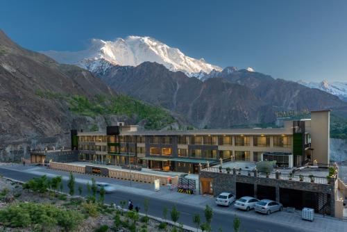 フンザにあるPC Legacy Hunzaの山を背景にしたホテル