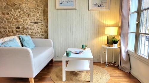 - un salon avec un canapé blanc et une table dans l'établissement Studio Comfy Décoré avec Goût au Port de Vannes, à Vannes