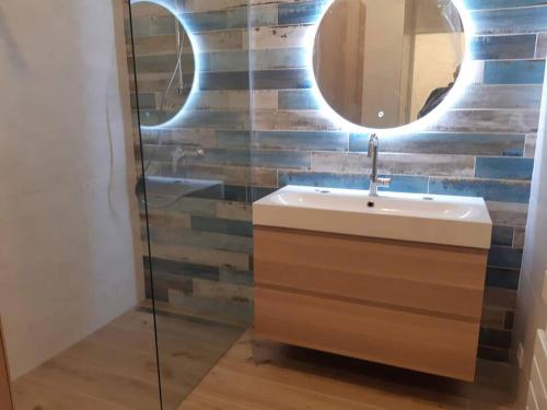 une salle de bain avec un lavabo et un miroir dans l'établissement luxueux appart moderne et spacieux, parking plage, à Carry-le-Rouet