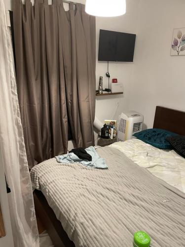 1 dormitorio con 1 cama y ventana con TV en keiny apartamento, en Getafe