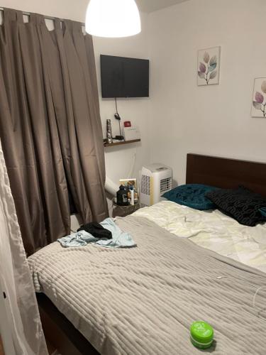 a bedroom with a bed and a television on the wall at keiny apartamento in Getafe