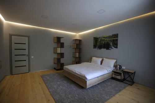 1 dormitorio con cama y estante para libros en Eagle Rock Nature Lodge, en Angren