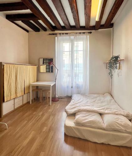 a bedroom with a bed and a desk at [New] Cozy studio Center of PARIS / Bourse in Paris