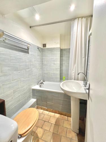 uma casa de banho com uma banheira, um lavatório e um WC. em [New] Cozy studio Center of PARIS / Bourse em Paris
