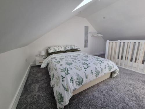 ein Schlafzimmer mit einem Bett in einem weißen Zimmer in der Unterkunft Home from home in Maryport in Maryport