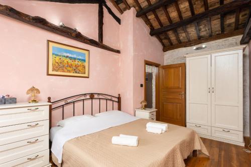 ein Schlafzimmer mit einem Bett mit zwei Handtüchern darauf in der Unterkunft Villa Damiana in Petrići