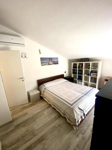 1 dormitorio con 1 cama y suelo de madera en La delizia della valle, 