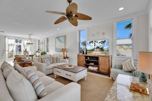 sala de estar con muebles blancos y ventilador de techo en Lotus Villa - Private beach house with Pool and Hot Tub home, en South Padre Island